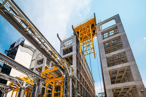  Aufgrund der begrenzten Fläche auf dem Gelände der neuen Fabrik in Kaki Bukit, Singapur, wurde das Lager nicht horizontal, sondern vertikal angeordnet. Die Betonfertigteile werden auf ganzen Racks vollautomatisch auf eine von sieben Ebenen eingelagert und bei Bedarf wieder entnommen  