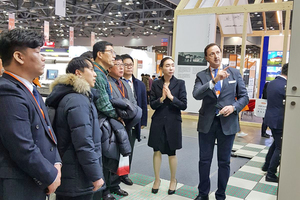  LCT-CEO Alexander Haider erklärt die LightStones bei Korea Build 