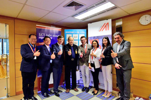  Guenther Sucher (3rd from left), Dieter Christandl (5th from left), ­Panin Chaikritsirikul (7th from left), and Josef Kalcher (8th from left) in Bangkok 