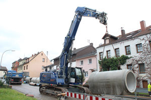  Die die bis zu 7 t schweren Betonbauteile wurden von der Backes Bauunternehmung AG &amp; Co. KG aus Theley mit einem 36-t-Bagger in den Graben befördert 