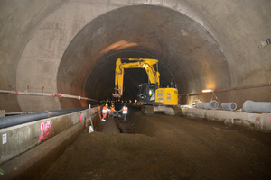  Maßarbeit: Die Arbeiten im Tunnel finden unter sehr beengten Bedingungen statt 