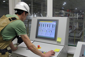  <div class="bildtext_en"><irspacing style="letter-spacing: -0.02em;">From the control station positioned on a platform, the operator has a good overview of the entire production process </irspacing></div> 