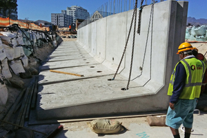  Soeben installierte L-förmige Elemente auf dem Fundament 