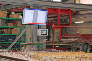  <div class="bildtext_en">Large displays show the employees on the work stations the remaining processing time for the current pallet </div> 