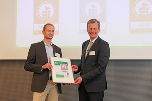  Dr. Olaf Aßbrock (right), Managing Director of the German Ready-Mixed Concrete Association (BTB), presents Dr. Thomas Sievert, Head of Quality and Technical Consulting at Dyckerhoff GmbH, with the certificate representing seven certified Dyckerhoff plants 