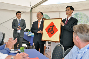  The event held on the occasion of Zenith’s 65th anniversary included the ceremony to hand over a calligraphy handmade by Yonyi Hu (right) 