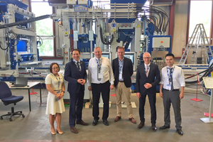  Li-Gubba (CFO), Bernhard Baumann (Mayor of Neunkirchen), Heiko Boes (Managing Director of Zenith), Wolfgang Weber (Deputy Mayor), Marco Keil (Burbach-Neunkirchen Savings Bank), and Samuel Fu (Managing Director of Zenith) (from left) visited the exhibition of the Zenith equipment range 