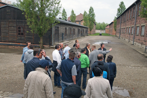  … und in die Gedenkstätte des ehemaligen deutschen Konzen-trations- und Vernichtungslagers Auschwitz-Birkenau 