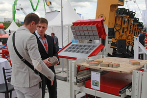  Kundenberatung am Stand von Hess Tula auf dem Außengelände der Messe bauma CTT 2018  