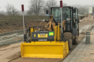  Harcon, der niederländische Hersteller von Qualitätsplanierhobeln, hat eine neue Planiermaschine für den Anbau an Schaufel-, Raupen- und Kompaktlader entwickelt  