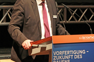  Dr. Ulrich Lotz, Geschäftsführer FBF Betondienst, moderiert die BetonTage in ­Neu-Ulm 