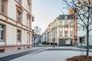  Mit Betonpflaster befestigter Bereich hinter dem Hochbahnsteig Musterschule in Frankfurt am Main  