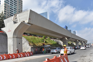  Lateral viaduct along the Mexico-Toluca highway 