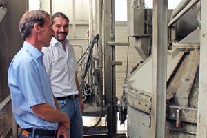  Christian Hartkopf, Leiter der Betonfertigteilsparte bei Wöhrl (rechts), bedankt sich bei Teka-Vertriebsingenieur Patrick Russ für die erfolgreiche Projektbegleitung 