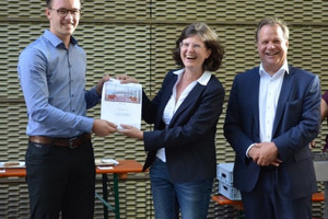  FDB Managing Director Elisabeth Hierlein hands the award certificate to Lukas Bujotzek. The host of the event, Prof. Dr.-Ing. Carl-Alexander Graubner, is clearly pleased with the outcome  
