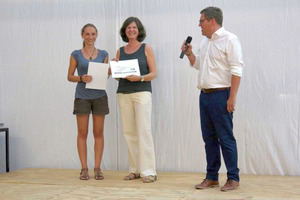  Prof. Dominik Wirtgen (right) facilitated the award ceremony. He became a lecturer at FRA-UAS in 2009. In 2016, he was appointed Deputy Professor of Structural Design, with a focus on precast concrete structures. Awardee Bianca Bartl (left) first couldn’t believe her eyes … but then proudly received her award  