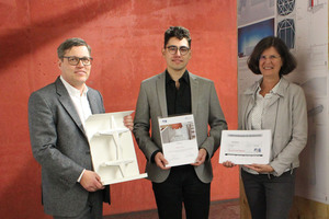  Reinhard Metz, who won the FDB Special Award for winter term 2017/18 FRA-UAS students, receives the award certificate and check, framed by Prof. Dominik Wirtgen (left) and FDB Managing Director Dipl.-Ing. Dipl.-Wirt.-Ing. Elisabeth Hierlein  