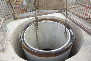  The reinforced concrete pipe is lowered into the shaft  