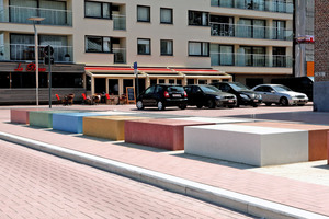  A highlight is the colorful concrete blocks at the head and foot of the square. They separate it from the road and, with their elevations on the beachside, also serve as seating for visitors and residents 