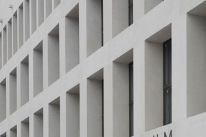  Detailed view of the façade: the three-dimensional lettering was created by form liners 