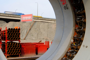  Die für den ersten Bauabschnitt „Ijzerlaan“ von Berding Beton produzierte Dehnerzwischenstation DN 3500/4100 ist nach der Montage auf der Baustelle einsatzbereit 