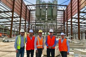  Richard Fitzgibbon (Boral Senior Project Engineer – Concrete), Gabriele Falchetti (MCT Italy Executive Australia Sales Manager), Philip Mallam (Boral Asset Manager NSW/ACT - Concrete), Robert Giddings (Boral General Manager – Concrete NSW/ACT), Lamberto Marcantonini (MCT Italy President/v. l. n. r.)  