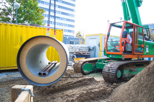  Stahlbeton-Vortriebsrohre in DN&nbsp;1000&nbsp;mm werden für den Rohrvortrieb in der geschlossenen Bauweise auf der Baustelle in Hannover vorbereitet  