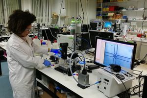  Dr. Livia Ribeiro de Souza using a Dolomite Microfluidics system 