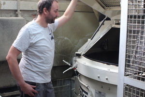  Alexander Stadler, mixing plant operator, is very satisfied with the new high-performance turbine mixer of Teka 