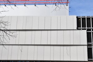  Abb.: Bauphase DUCON Weißbetonfassade mit Waschbetonoptik 