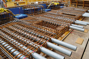  Blick auf die komplexe Bewehrung der Fahrbahnplatten der Bauteilbrücke mit Hüllrohren und weiteren Einbauteilen  