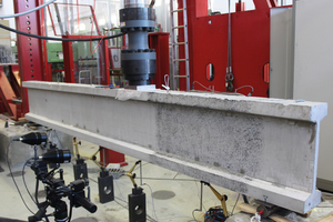  Fig.: Shear test of a thin-walled, micro-reinforced beam consisting of high- performance fine-grained concrete (photo: iBMB, Div. Concrete Constr.) 