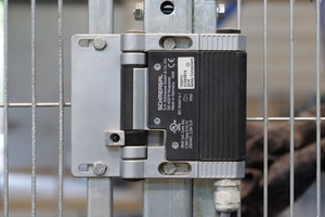  Schmersal supplies CRH Satech safety barriers with the safety technology adjusted to the individual applications: here a hinge safety switch for rotary protective equipment of type TESF/U 