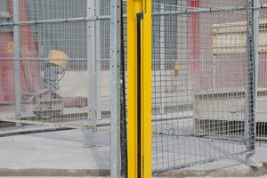  Safety light grids protect workers – with SG5 protective housing, they are also suitable for outdoor application 