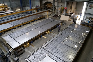  In the Prefaco plant in Neeroeteren/Maaseik, Belgium, the precast concrete panels – permanent formwork panels of reinforced and prestressed concrete – are manufactured on tables measuring around 12 x 4 m 