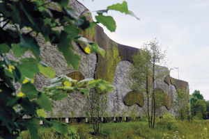  Only certain portions of the wall surface are covered with moss. These “islands” refer to the corporate identity of the brewery – the islands of Bigge Lake  