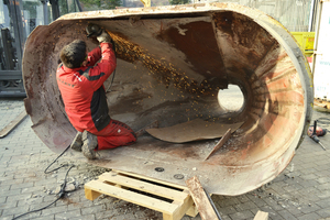  Welded steel plates of the hopper lining are cut into segments in order to be able to remove them in a subsequent step  