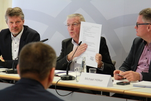  Auf einer Pressekonferenz im Rahmen der Messe BAU 2019 stellten Dieter Heller vom Bundesverband Leichtbeton, Clemens Kuhlemann von Lebensraum Ziegel und Michael Hölker vom BDB die privatrechtliche Regelung vor  