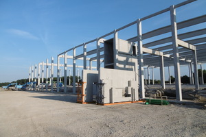  For the new building of the Pabst distribution center in Gochsheim near Schweinfurt, GLÖCKLE supplied 571 precast elements, including prestessed concrete girders, concrete sandwich boards, trimmer beams and frost skirts 