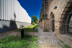  New on the left, old on the right: The Reglermauer parking garage is located opposite to the Regler Church in Erfurt 