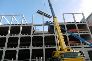  Für die Zentrale von Roswitha Schum Logistik in Dettelbach bei Würzburg lieferte Glöckle 838 Fertigteile, darunter das gesamte Spektrum von Stützen und Wänden über Spannbeton-Parallelbinder und -Unterzüge bis zu Treppen oder Überladebrücken  