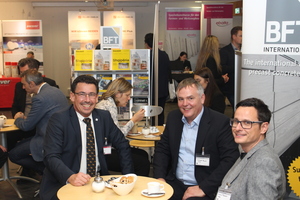  Auch das Café des Medienpartners BFT International war gut besucht; hier z. B. Chefredakteur Silvio Schade mit Michael Raich und Mario Pfender von mbk (v. l.) 