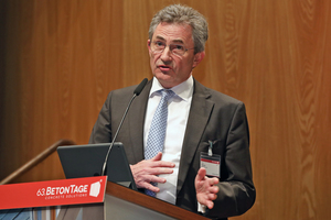  Peter Hübner, Präsident des Hauptverbandes der Deutschen Bauindustrie, bei seiner Rede 