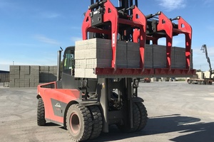  Auf der UK Concrete Show 2019 stellte die B&amp;B Attachments Ltd ihre Palette an Spezial-Anbaugeräten für den Transport von Hohlblock-, Beton- und Bordsteinen vor  