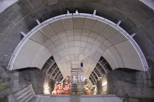  Die vorgehängten Fassadenpaneele aus Glasfaserbeton werden im Druckspritzverfahren hergestellt  