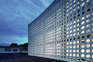  Backlighting intensifies the apparent lightness of the white concrete façade in the evening hours 