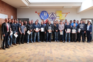  All graduates of the various courses at AWZ Bau in the spring of 2019 are, as of now, available to the concrete industry with additional specialist knowledge; on the right: FDB Managing Director Elisabeth Hierlein 