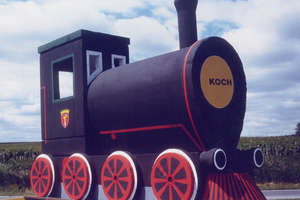  Diese Betonfertigteil-Lokomotive aus dem Hause Koch ziert den Kreisverkehr in Mattersburg  