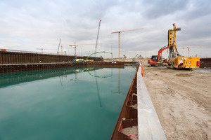                                                                                                                                             Das Wasser in der Baugrube von Terminal 3 wird erst nach Aushärten des Betons abgepumpt 