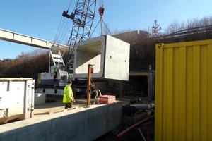  The rectangular cross-sections weighing approx. 30 tons are jacked through underneath the expressway  